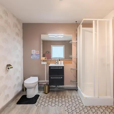 Pet Friendly In With Kitchen *