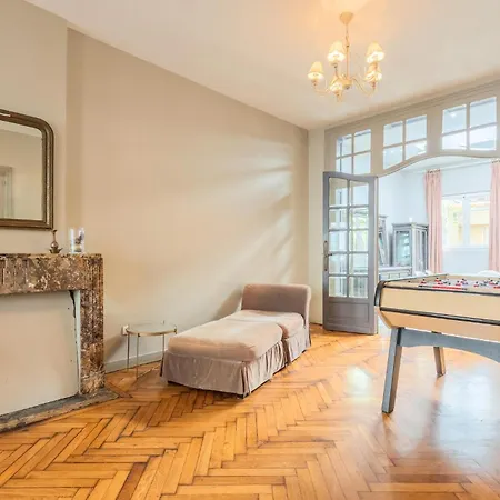 Pet Friendly In With Kitchen