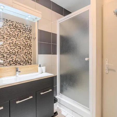 Pet Friendly In With Kitchen *