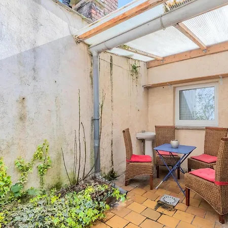Pet Friendly In With Kitchen *